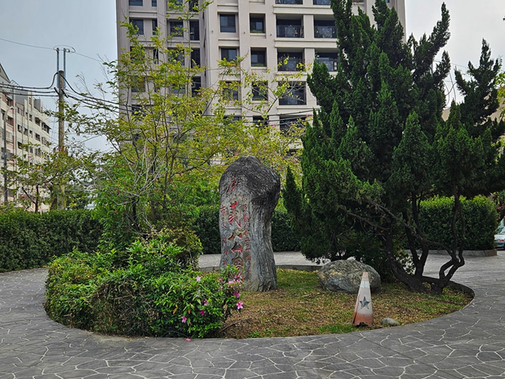 【台中特色公園】溜滑梯遊具+攀爬式裝置~南區樹義公園｜社區小孩放電區｜臺中美樂地