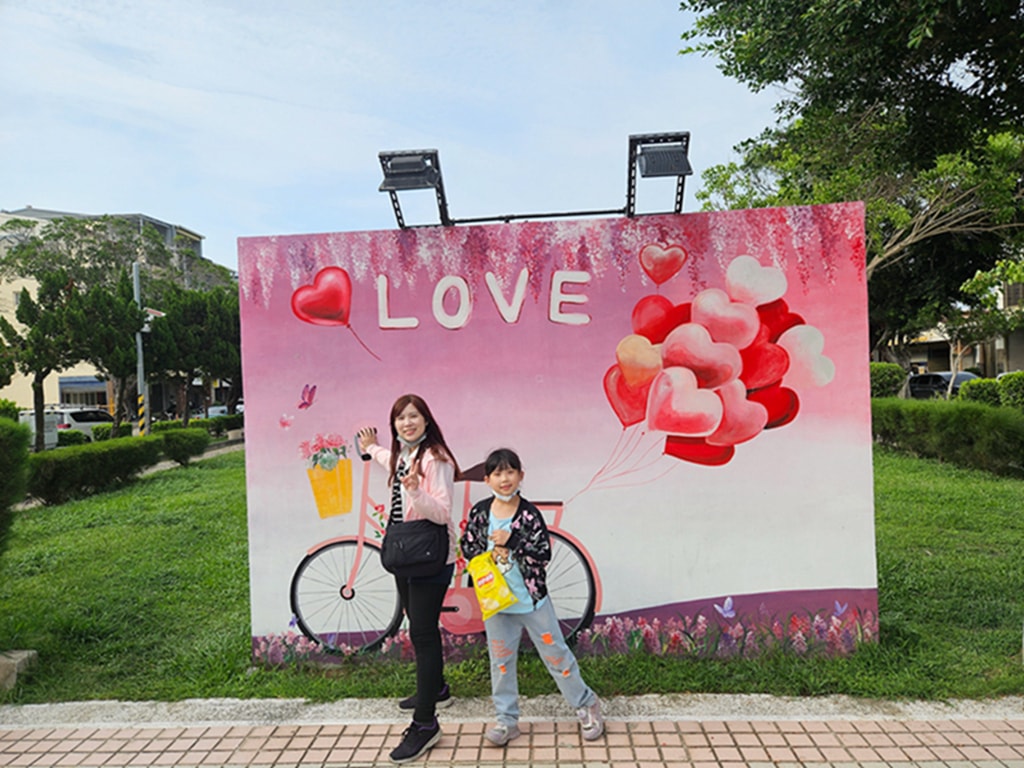 【台中特色公園】火圈跳躍攀爬遊具~梧棲情人公園|❣️LOVE❣️彩繪板|盪鞦韆|臺中美樂地 - 第1張圖 【台中特色公園】火圈跳躍攀爬遊具~梧棲情人公園|❣️LOVE❣️彩繪板|盪鞦韆|臺中美樂地