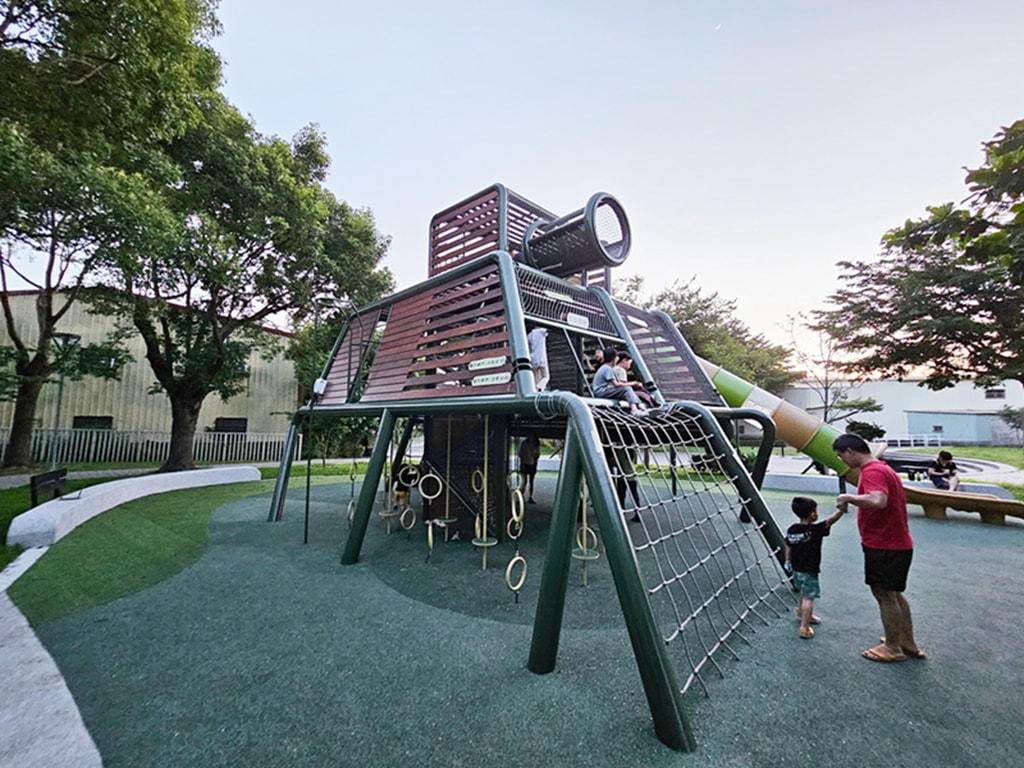 【台中特色公園】戰域堡壘遊戲場~神岡豐洲公園｜軍事風主題｜戰車造型溜滑梯｜攀爬網＋平衡設施｜臺中美樂地