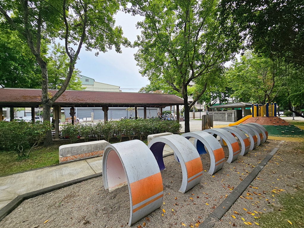 【台中特色公園】遊戲山丘溜滑梯~潭子栗林公園｜鳥巢式盪鞦韆｜臺中美樂地