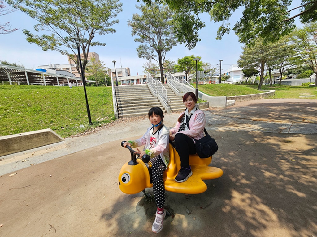 【台中特色公園】單人輪椅盪鞦韆~潭子潭陽公園｜三人共融式盪鞦韆｜小屋砂坑遊樂設施｜碟型旋轉設施｜臺中美樂地