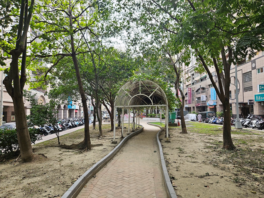 【台中特色公園】在地人溜小孩好地方~南區樹義園道|磨石子溜滑梯|旋轉盤設施|臺中美樂地 - 第2張圖 【台中特色公園】在地人溜小孩好地方~南區樹義園道|磨石子溜滑梯|旋轉盤設施|臺中美樂地