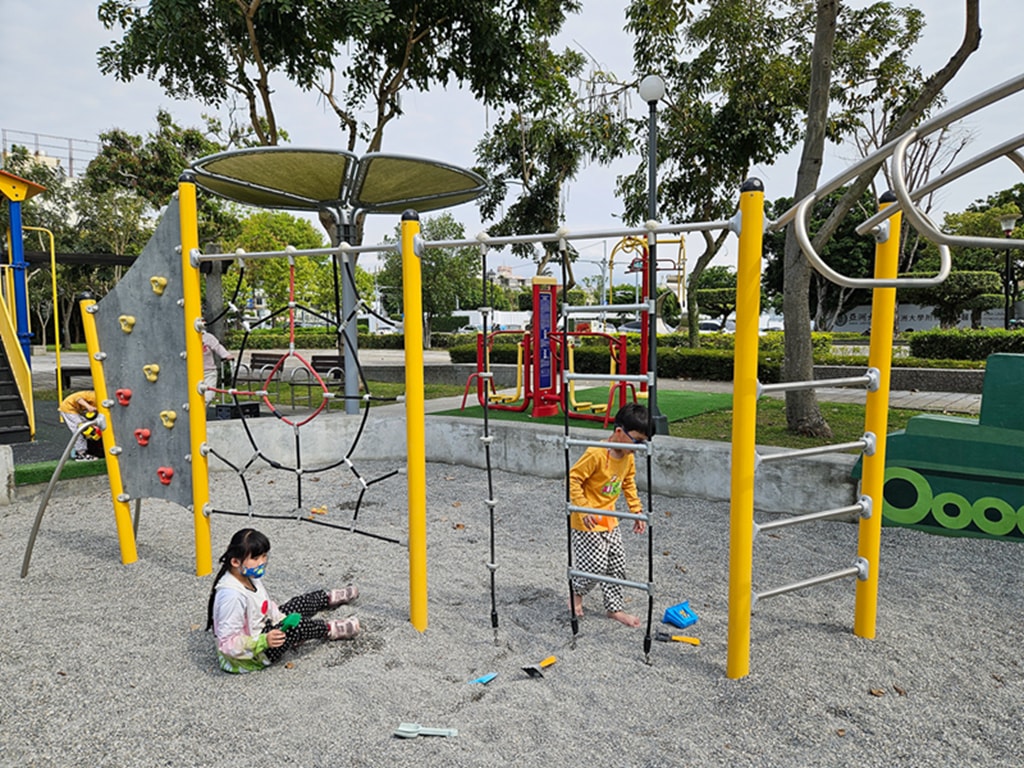 【台中特色公園】組合式遊具攀爬裝置~豐原忠勤新村綠地｜隱藏版放空基地｜廢墟變綠洲｜臺中美樂地