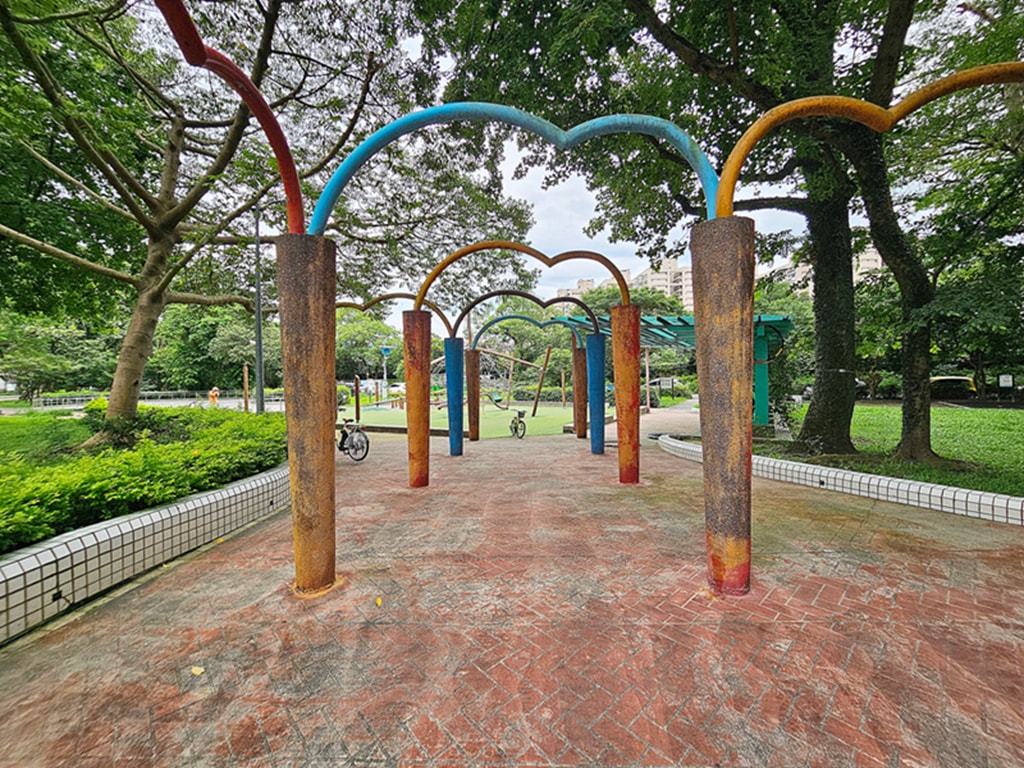 【台北特色公園】大鳥窩攀爬網~文山景美公園|鳥類生態主題|溜冰場+旋轉椅|平衡木樁 - 第2張圖 【台北特色公園】大鳥窩攀爬網~文山景美公園|鳥類生態主題|溜冰場+旋轉椅|平衡木樁