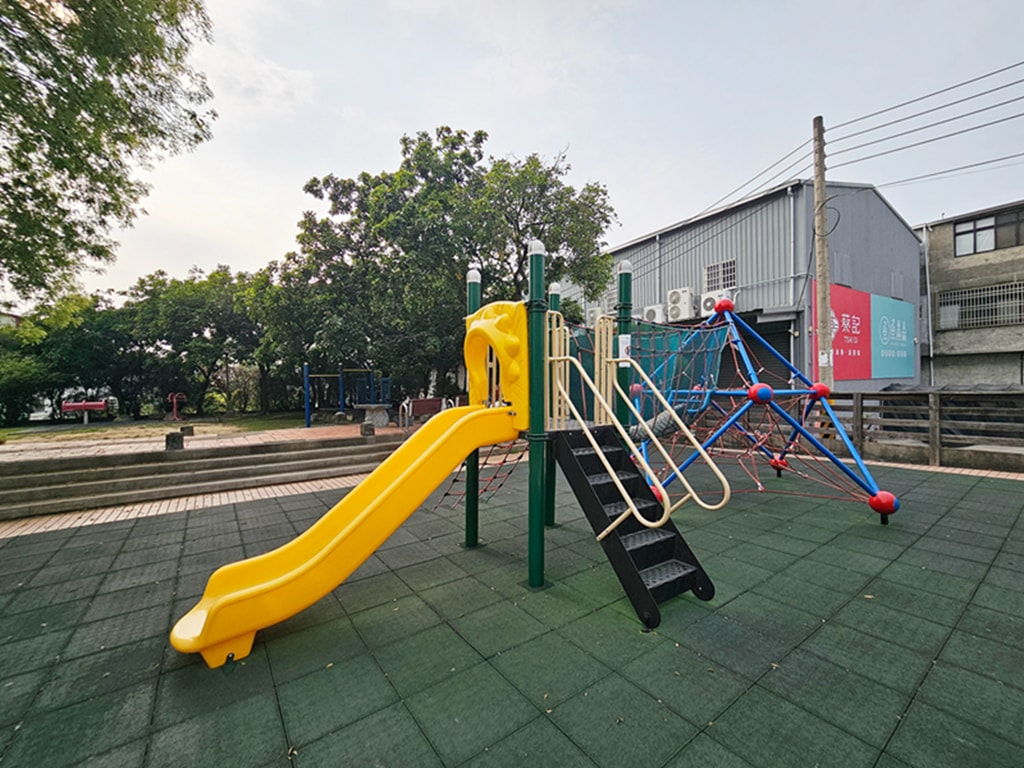【台中特色公園】溜滑梯遊具+攀爬式裝置~南區樹義公園｜社區小孩放電區｜臺中美樂地