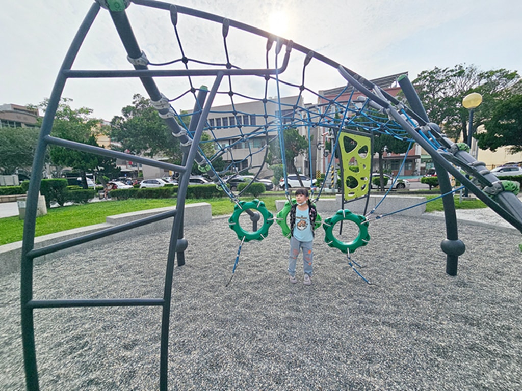 【台中特色公園】火圈跳躍攀爬遊具~梧棲情人公園｜❣️LOVE❣️彩繪板｜盪鞦韆｜臺中美樂地