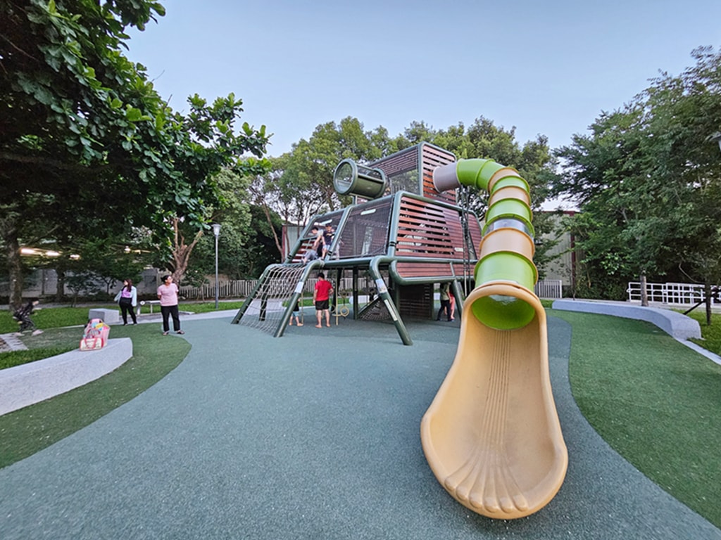 【台中特色公園】戰域堡壘遊戲場~神岡豐洲公園|軍事風主題|戰車造型溜滑梯|攀爬網+平衡設施|臺中美樂地 - 第2張圖 【台中特色公園】戰域堡壘遊戲場~神岡豐洲公園|軍事風主題|戰車造型溜滑梯|攀爬網+平衡設施|臺中美樂地