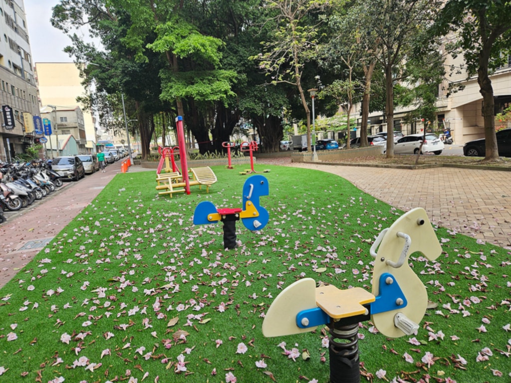 【台中特色公園】在地人溜小孩好地方~南區樹義園道｜磨石子溜滑梯｜旋轉盤設施｜臺中美樂地