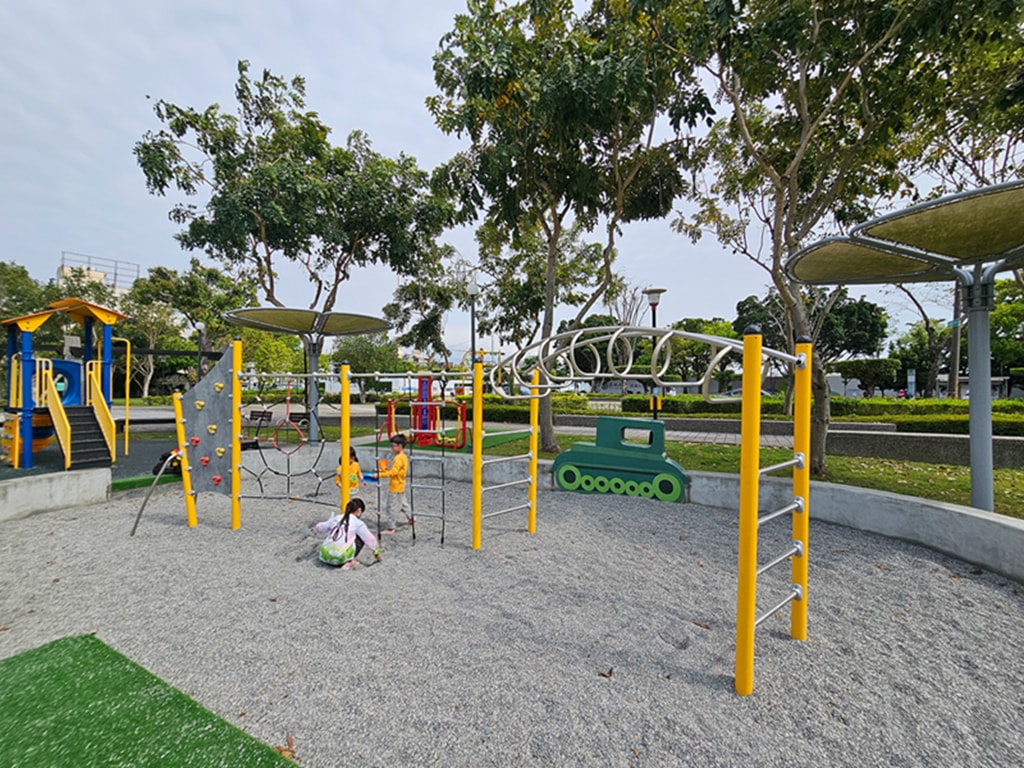 【台中特色公園】組合式遊具攀爬裝置~豐原忠勤新村綠地｜隱藏版放空基地｜廢墟變綠洲｜臺中美樂地