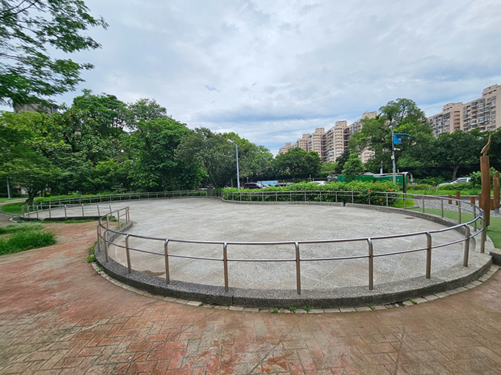 【台北特色公園】大鳥窩攀爬網~文山景美公園|鳥類生態主題|溜冰場+旋轉椅|平衡木樁 - 第3張圖 【台北特色公園】大鳥窩攀爬網~文山景美公園|鳥類生態主題|溜冰場+旋轉椅|平衡木樁