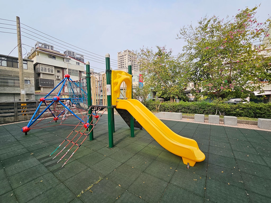 【台中特色公園】溜滑梯遊具+攀爬式裝置~南區樹義公園｜社區小孩放電區｜臺中美樂地