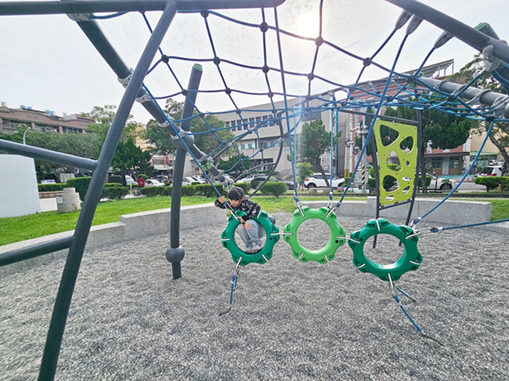 【台中特色公園】火圈跳躍攀爬遊具~梧棲情人公園|❣️LOVE❣️彩繪板|盪鞦韆|臺中美樂地 - 第3張圖 【台中特色公園】火圈跳躍攀爬遊具~梧棲情人公園|❣️LOVE❣️彩繪板|盪鞦韆|臺中美樂地