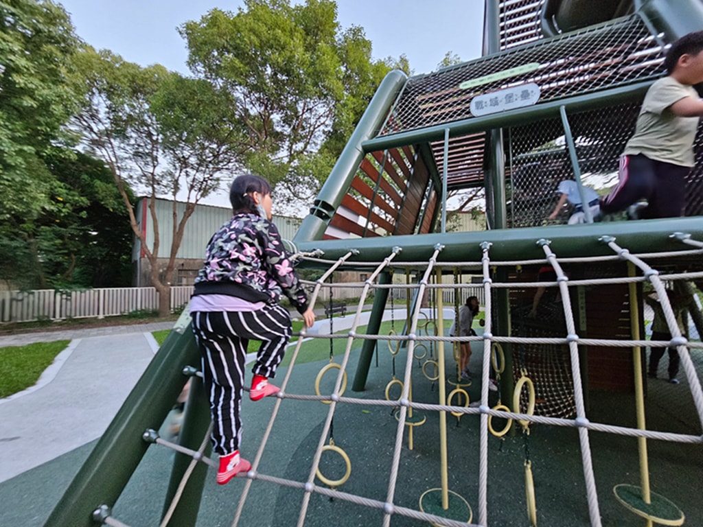 【台中特色公園】戰域堡壘遊戲場~神岡豐洲公園｜軍事風主題｜戰車造型溜滑梯｜攀爬網＋平衡設施｜臺中美樂地