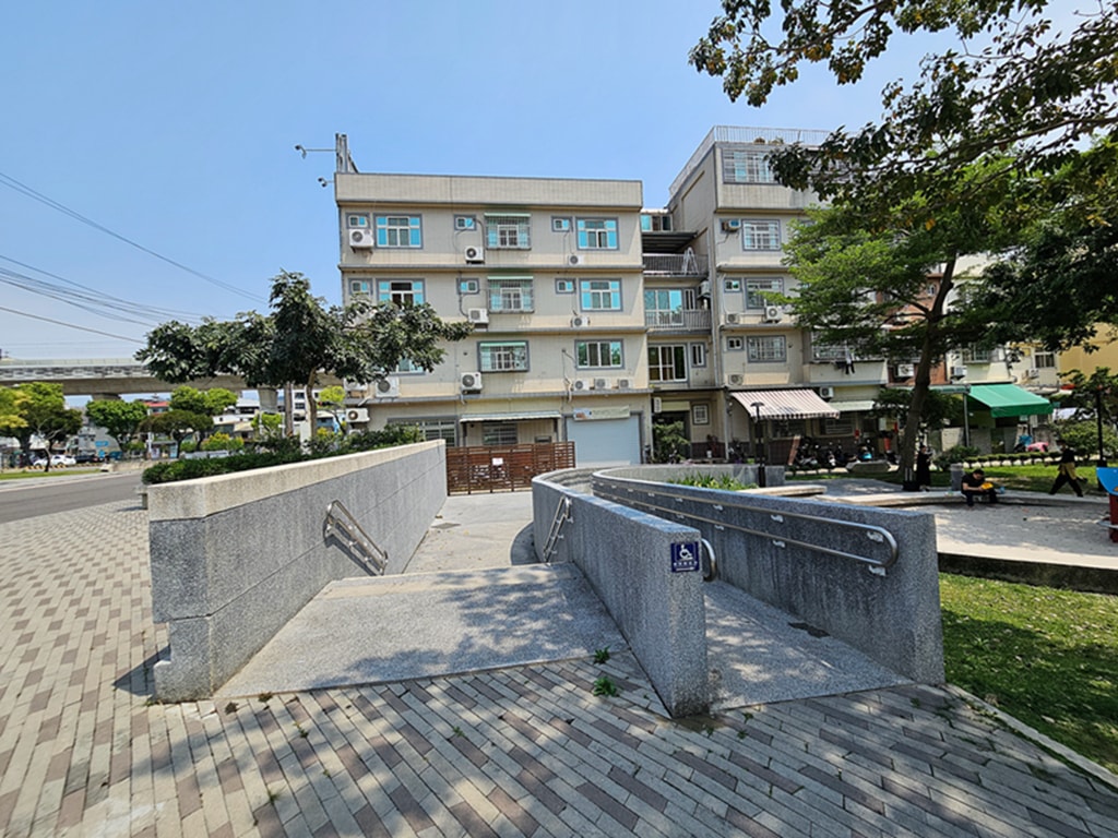 【台中特色公園】單人輪椅盪鞦韆~潭子潭陽公園｜三人共融式盪鞦韆｜小屋砂坑遊樂設施｜碟型旋轉設施｜臺中美樂地