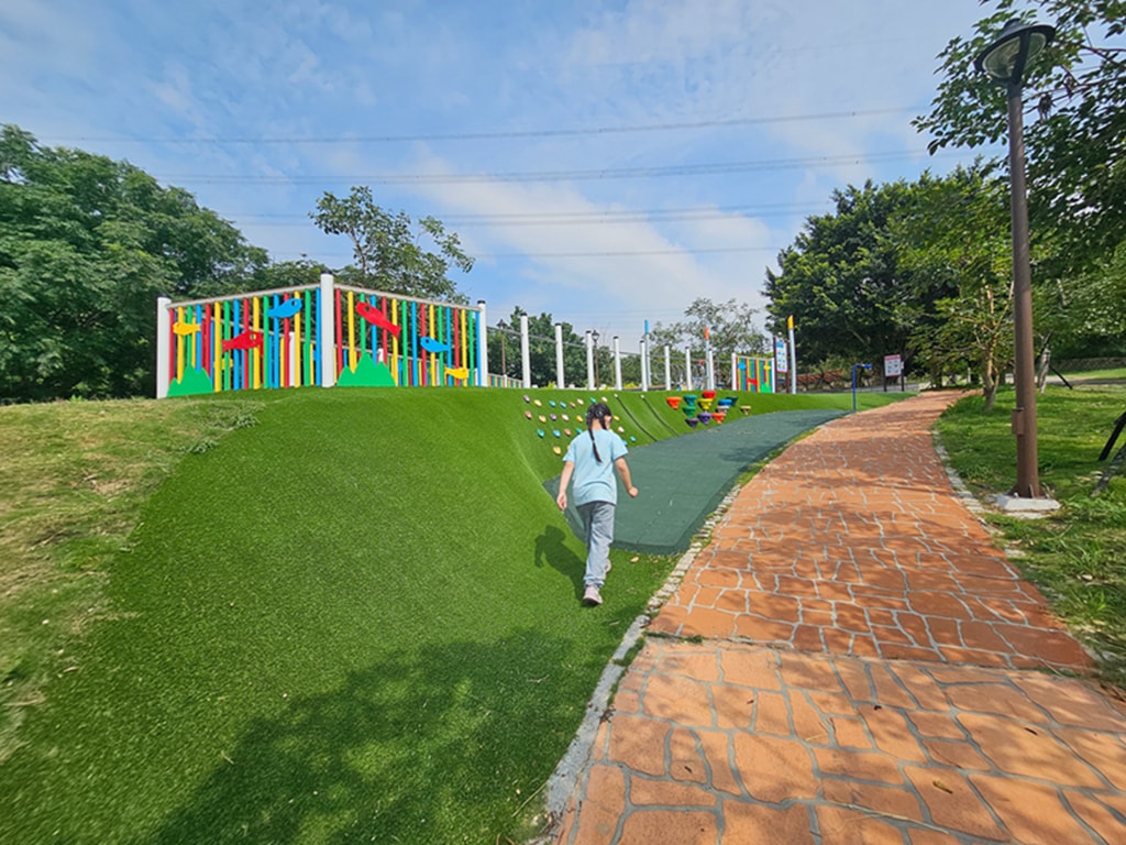 【台中特色公園】海洋主題兒童遊戲區~龍井鯉魚山公園|幼兒體能訓練|山林系遊戲場|繩索攀爬+溜滑梯一次滿足|臺中美樂地 - 第3張圖 【台中特色公園】海洋主題兒童遊戲區~龍井鯉魚山公園|幼兒體能訓練|山林系遊戲場|繩索攀爬+溜滑梯一次滿足|臺中美樂地