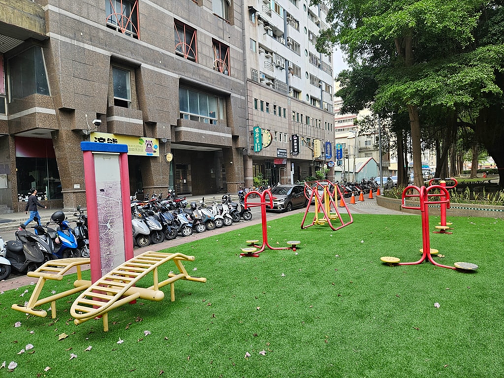 【台中特色公園】在地人溜小孩好地方~南區樹義園道|磨石子溜滑梯|旋轉盤設施|臺中美樂地 - 第4張圖 【台中特色公園】在地人溜小孩好地方~南區樹義園道|磨石子溜滑梯|旋轉盤設施|臺中美樂地
