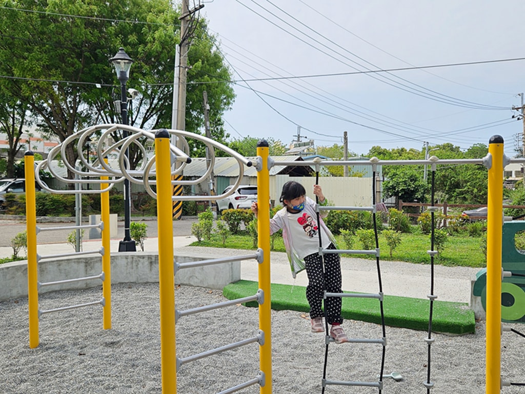 【台中特色公園】組合式遊具攀爬裝置~豐原忠勤新村綠地|隱藏版放空基地|廢墟變綠洲|臺中美樂地 - 第4張圖 【台中特色公園】組合式遊具攀爬裝置~豐原忠勤新村綠地|隱藏版放空基地|廢墟變綠洲|臺中美樂地