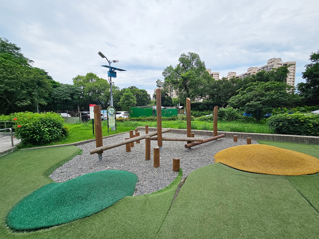【台北特色公園】大鳥窩攀爬網~文山景美公園|鳥類生態主題|溜冰場+旋轉椅|平衡木樁 - 第4張圖 【台北特色公園】大鳥窩攀爬網~文山景美公園|鳥類生態主題|溜冰場+旋轉椅|平衡木樁