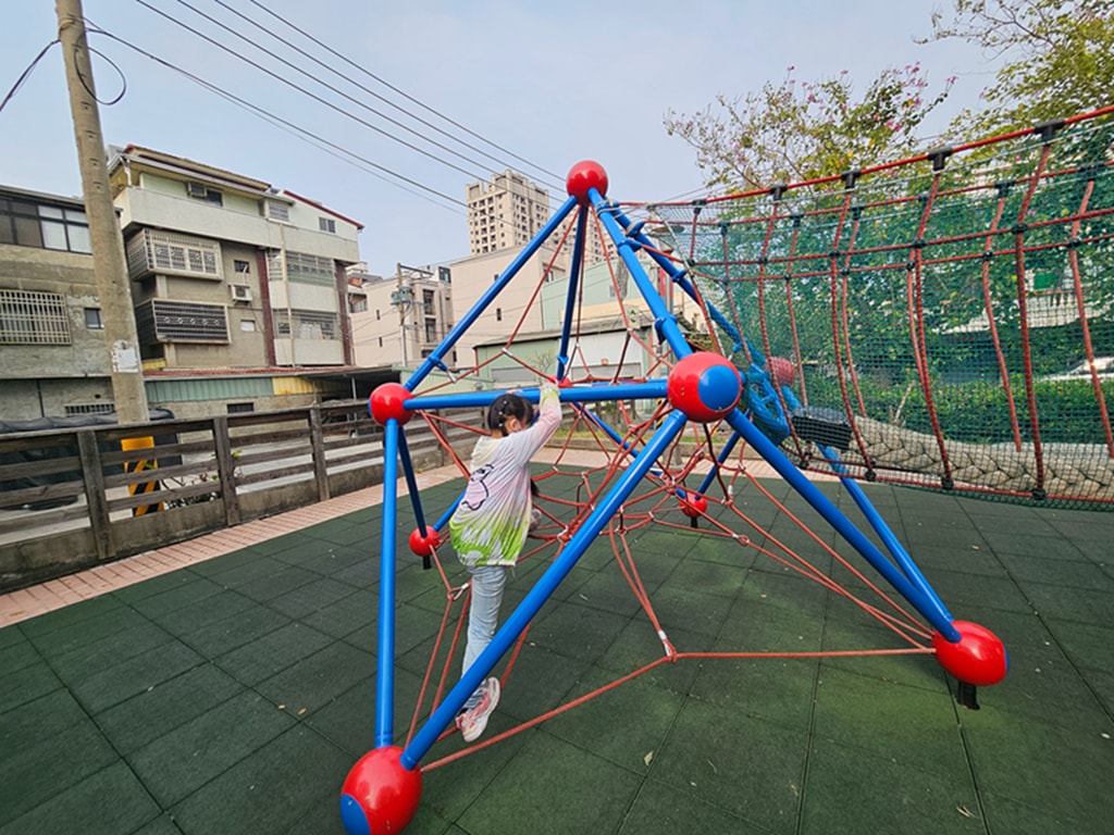 【台中特色公園】溜滑梯遊具+攀爬式裝置~南區樹義公園｜社區小孩放電區｜臺中美樂地