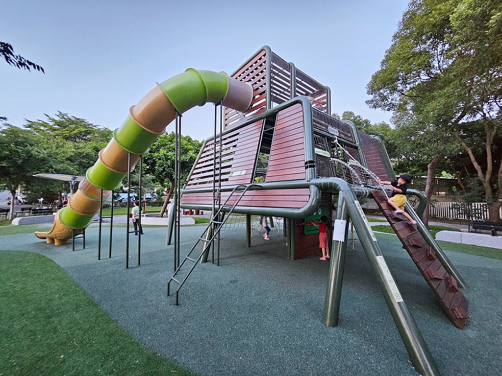 【台中特色公園】戰域堡壘遊戲場~神岡豐洲公園｜軍事風主題｜戰車造型溜滑梯｜攀爬網＋平衡設施｜臺中美樂地