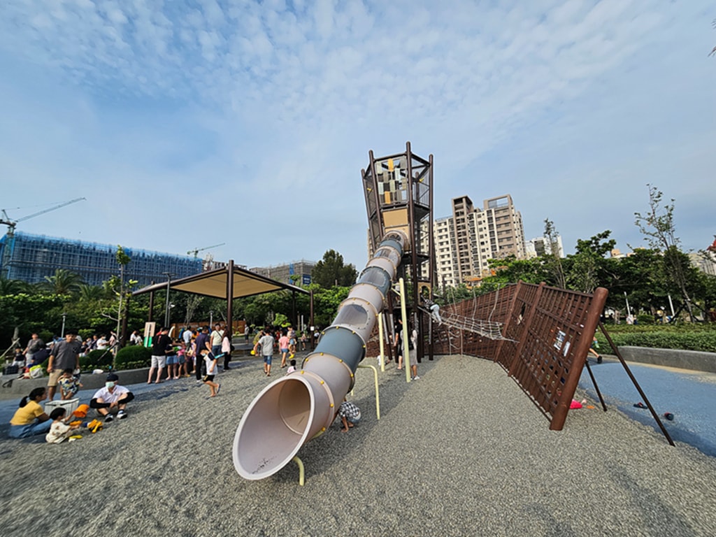【台中特色公園】捕魚遊戲塔~梧棲下寮里漁寮運動公園｜海線最狂放電基地｜水戰綠洲｜船長奇航｜飛向大海｜臺中美樂地