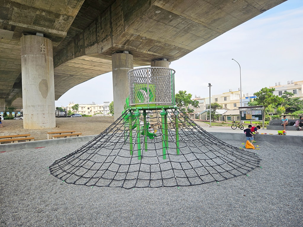 【台中特色公園】高攀爬遊具溜滑梯~龍井中興橋下綠地|在地人私藏放空基地|打球放風去|臺中美樂地 - 第4張圖 【台中特色公園】高攀爬遊具溜滑梯~龍井中興橋下綠地|在地人私藏放空基地|打球放風去|臺中美樂地
