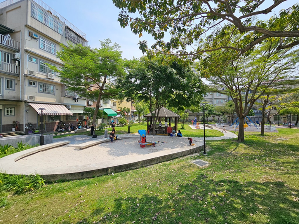 【台中特色公園】單人輪椅盪鞦韆~潭子潭陽公園｜三人共融式盪鞦韆｜小屋砂坑遊樂設施｜碟型旋轉設施｜臺中美樂地