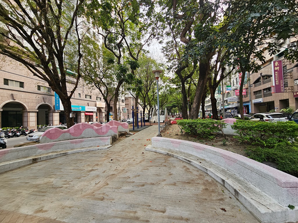 【台中特色公園】在地人溜小孩好地方~南區樹義園道｜磨石子溜滑梯｜旋轉盤設施｜臺中美樂地