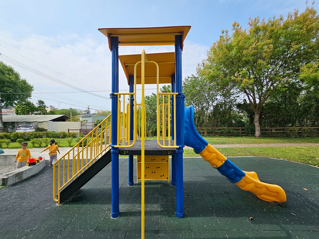 【台中特色公園】組合式遊具攀爬裝置~豐原忠勤新村綠地｜隱藏版放空基地｜廢墟變綠洲｜臺中美樂地