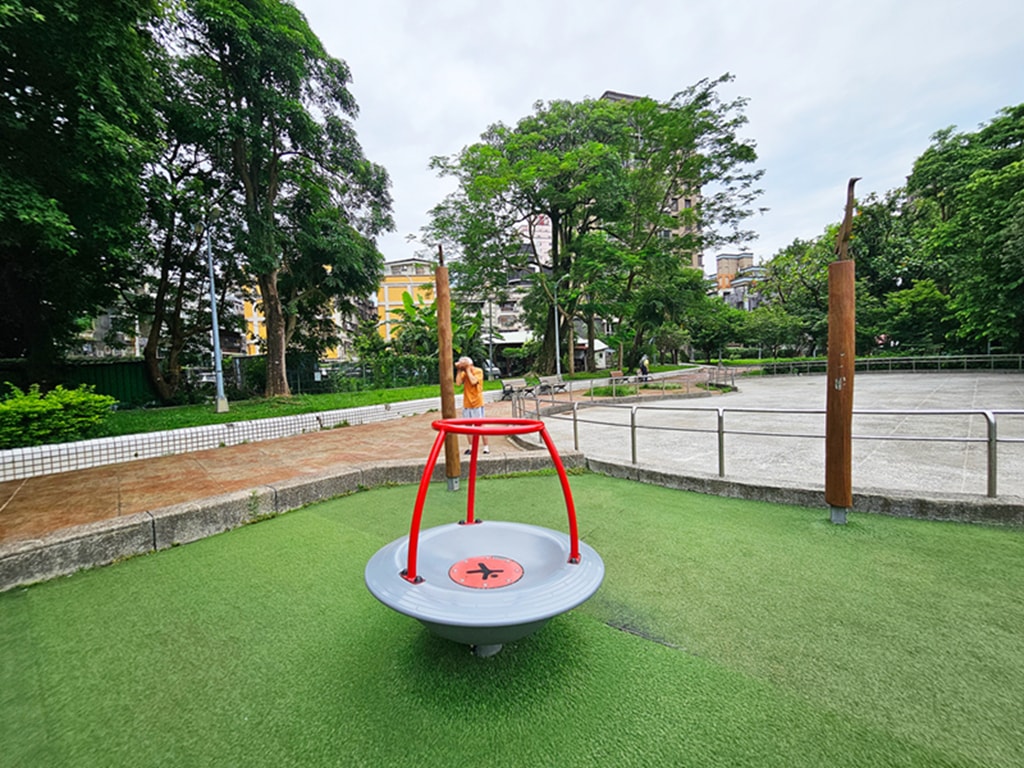 【台北特色公園】大鳥窩攀爬網~文山景美公園|鳥類生態主題|溜冰場+旋轉椅|平衡木樁 - 第5張圖 【台北特色公園】大鳥窩攀爬網~文山景美公園|鳥類生態主題|溜冰場+旋轉椅|平衡木樁