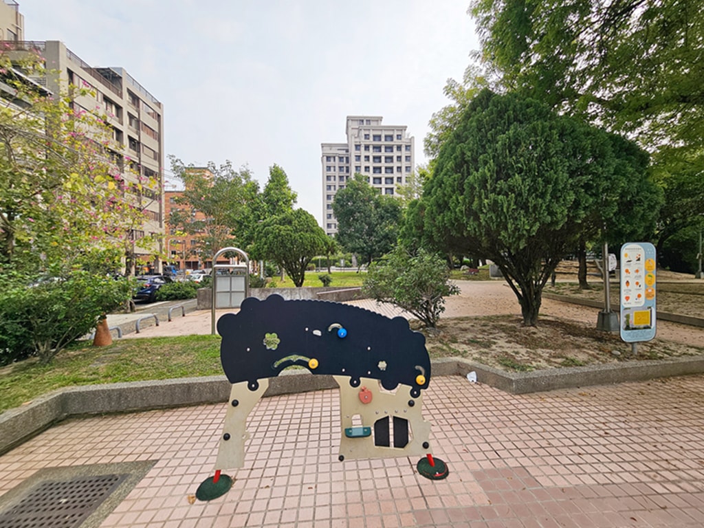 【台中特色公園】溜滑梯遊具+攀爬式裝置~南區樹義公園｜社區小孩放電區｜臺中美樂地