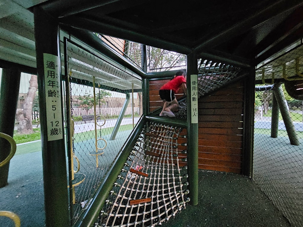 【台中特色公園】戰域堡壘遊戲場~神岡豐洲公園｜軍事風主題｜戰車造型溜滑梯｜攀爬網＋平衡設施｜臺中美樂地