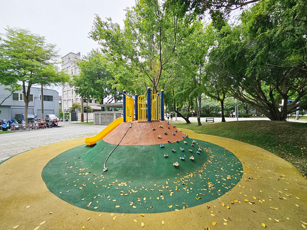 【台中特色公園】遊戲山丘溜滑梯~潭子栗林公園|鳥巢式盪鞦韆|臺中美樂地 - 第5張圖 【台中特色公園】遊戲山丘溜滑梯~潭子栗林公園|鳥巢式盪鞦韆|臺中美樂地