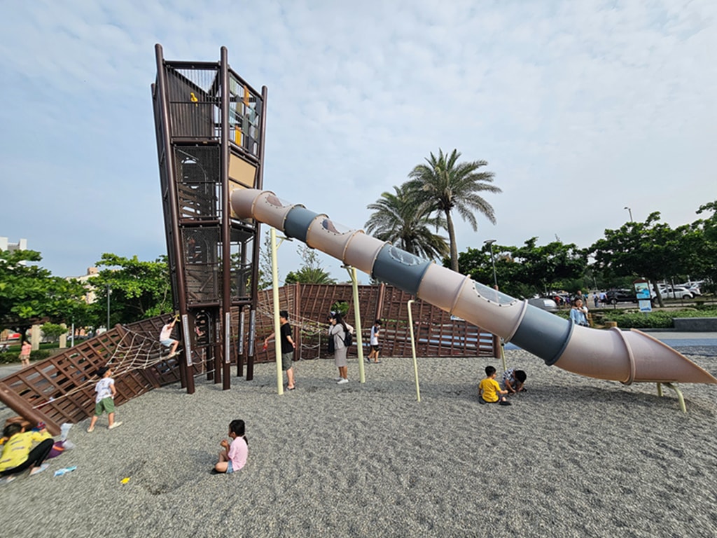 【台中特色公園】捕魚遊戲塔~梧棲下寮里漁寮運動公園｜海線最狂放電基地｜水戰綠洲｜船長奇航｜飛向大海｜臺中美樂地