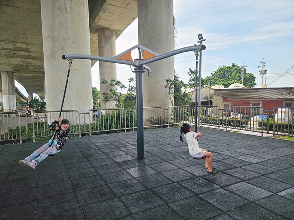 【台中特色公園】高攀爬遊具溜滑梯~龍井中興橋下綠地｜在地人私藏放空基地｜打球放風去｜臺中美樂地