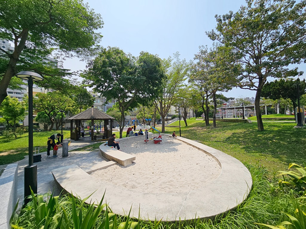 【台中特色公園】單人輪椅盪鞦韆~潭子潭陽公園｜三人共融式盪鞦韆｜小屋砂坑遊樂設施｜碟型旋轉設施｜臺中美樂地