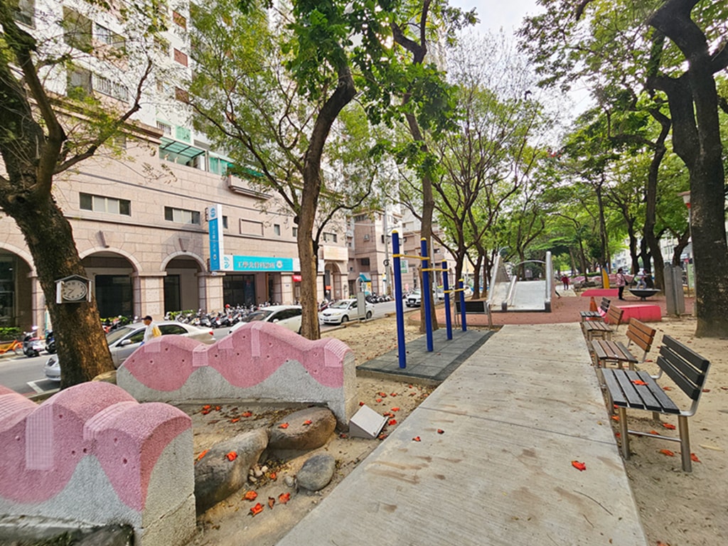 【台中特色公園】在地人溜小孩好地方~南區樹義園道｜磨石子溜滑梯｜旋轉盤設施｜臺中美樂地