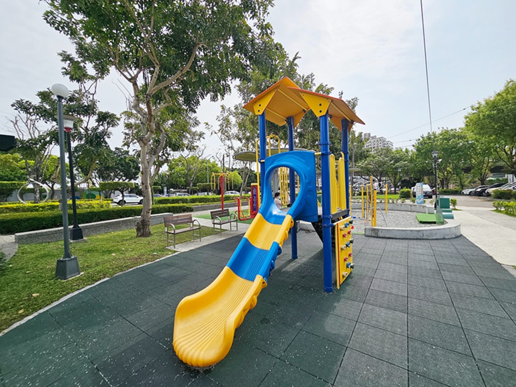【台中特色公園】組合式遊具攀爬裝置~豐原忠勤新村綠地｜隱藏版放空基地｜廢墟變綠洲｜臺中美樂地