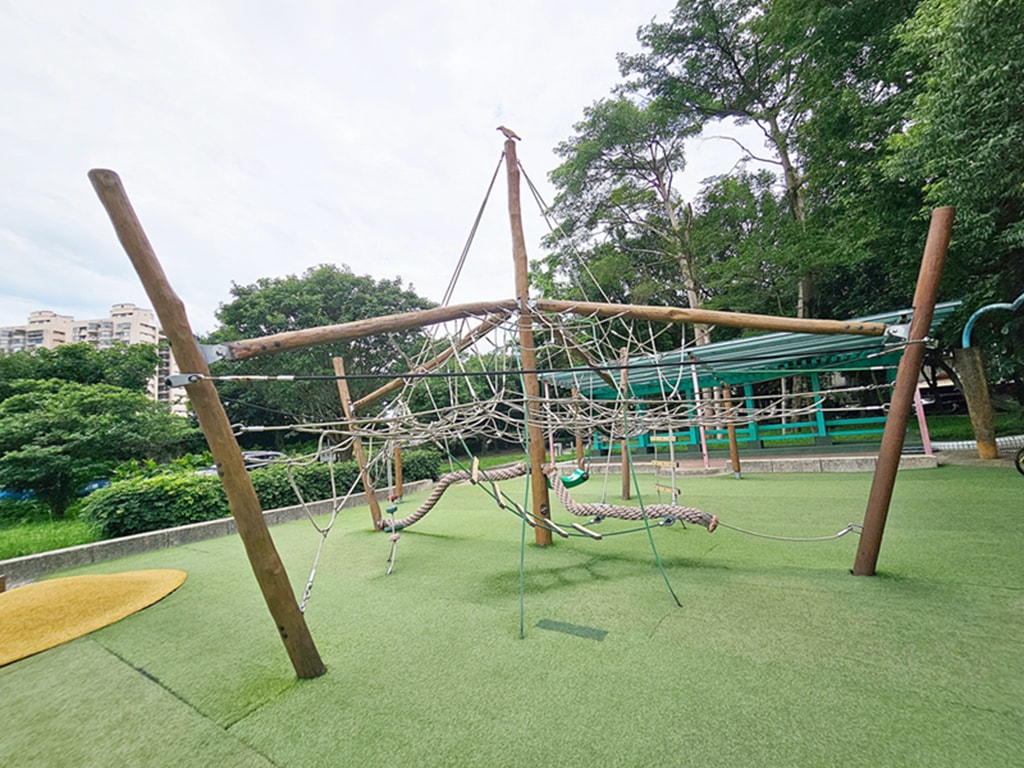 【台北特色公園】大鳥窩攀爬網~文山景美公園｜鳥類生態主題｜溜冰場+旋轉椅｜平衡木樁