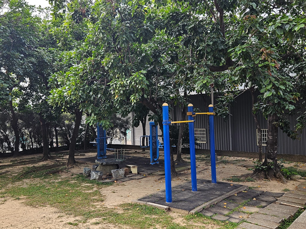 【台中特色公園】溜滑梯遊具+攀爬式裝置~南區樹義公園｜社區小孩放電區｜臺中美樂地