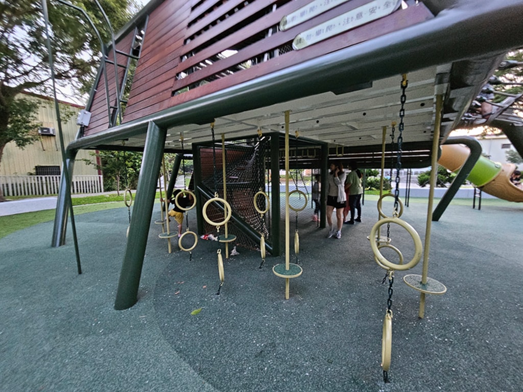 【台中特色公園】戰域堡壘遊戲場~神岡豐洲公園｜軍事風主題｜戰車造型溜滑梯｜攀爬網＋平衡設施｜臺中美樂地