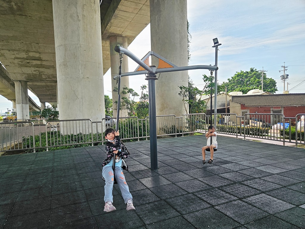 【台中特色公園】高攀爬遊具溜滑梯~龍井中興橋下綠地｜在地人私藏放空基地｜打球放風去｜臺中美樂地