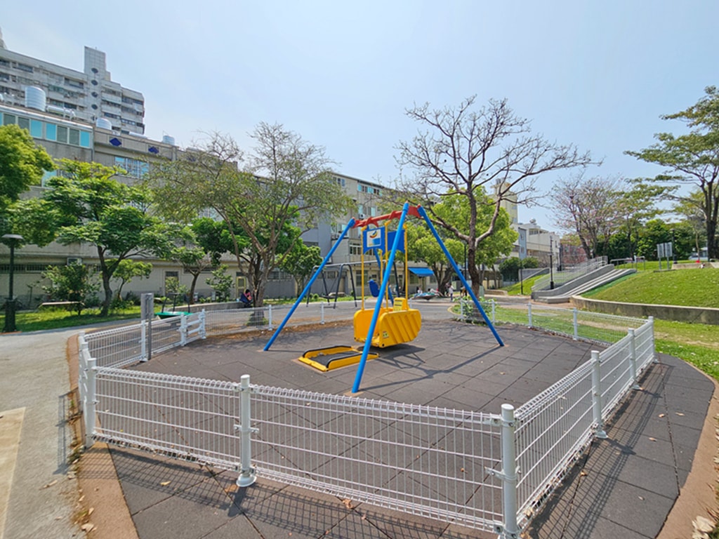 【台中特色公園】單人輪椅盪鞦韆~潭子潭陽公園｜三人共融式盪鞦韆｜小屋砂坑遊樂設施｜碟型旋轉設施｜臺中美樂地