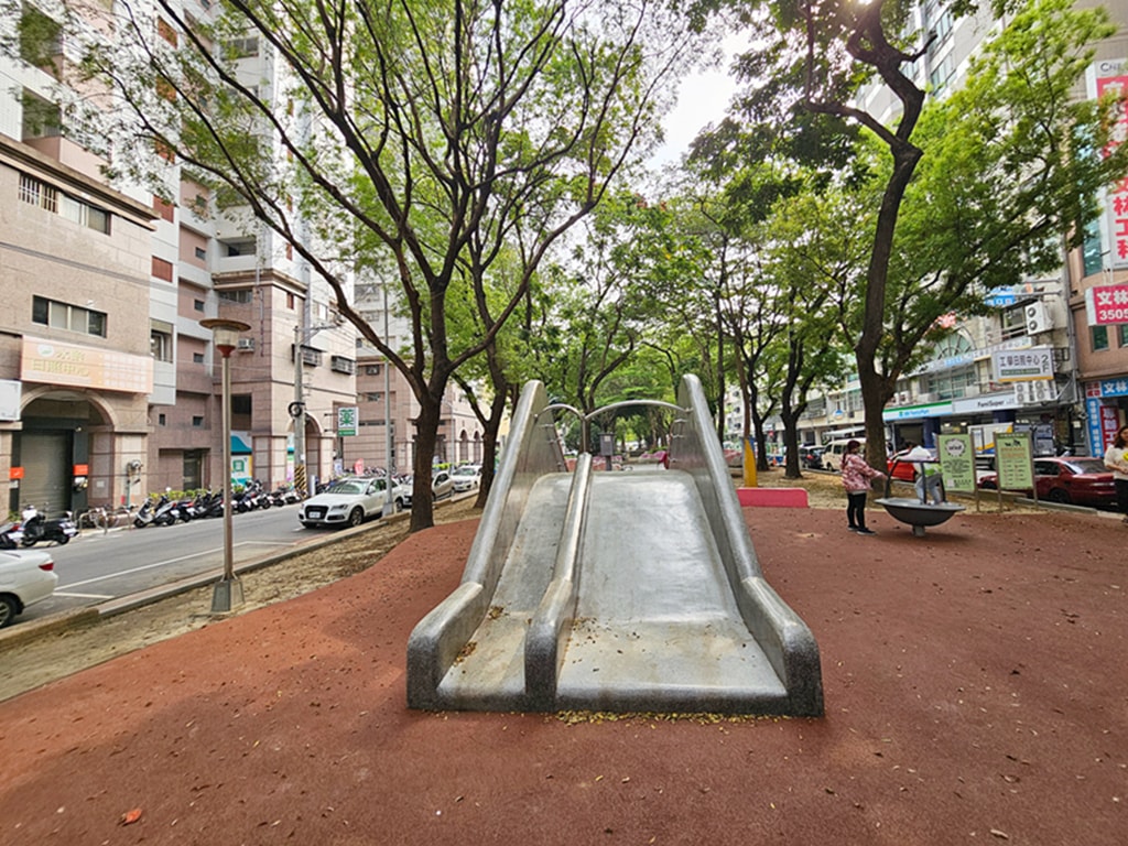 【台中特色公園】在地人溜小孩好地方~南區樹義園道｜磨石子溜滑梯｜旋轉盤設施｜臺中美樂地