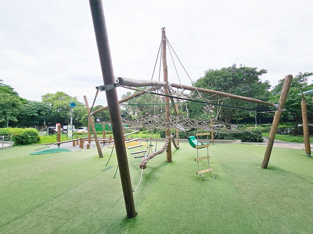 【台北特色公園】大鳥窩攀爬網~文山景美公園|鳥類生態主題|溜冰場+旋轉椅|平衡木樁 - 第7張圖 【台北特色公園】大鳥窩攀爬網~文山景美公園|鳥類生態主題|溜冰場+旋轉椅|平衡木樁