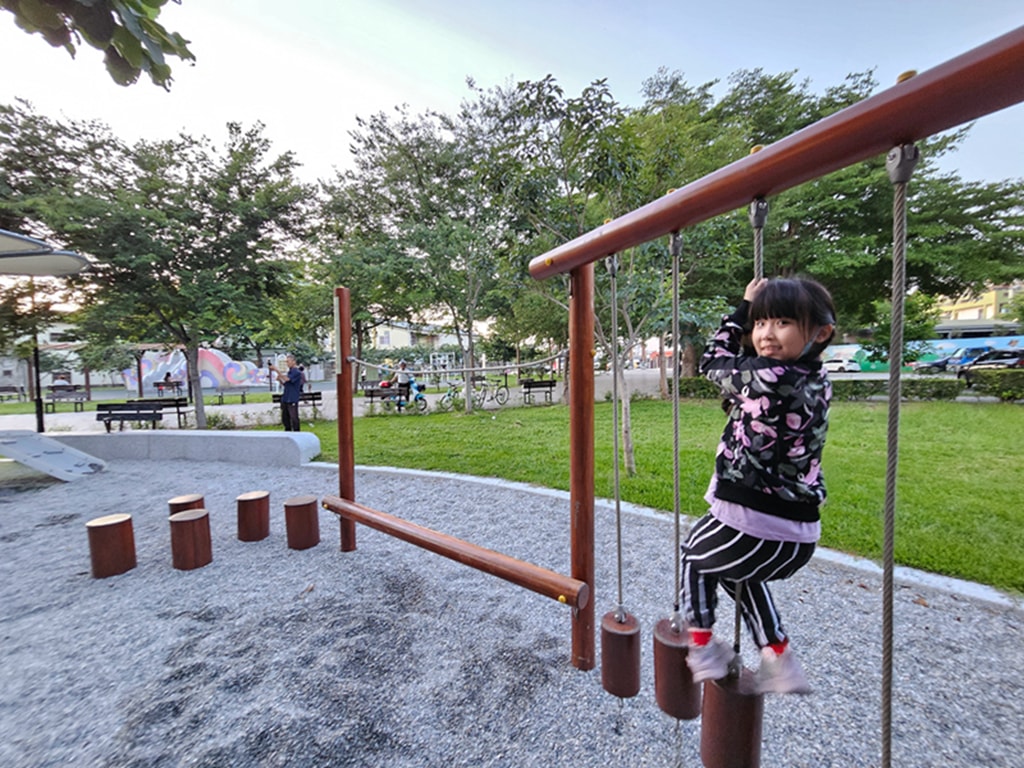 【台中特色公園】戰域堡壘遊戲場~神岡豐洲公園|軍事風主題|戰車造型溜滑梯|攀爬網+平衡設施|臺中美樂地 - 第7張圖 【台中特色公園】戰域堡壘遊戲場~神岡豐洲公園|軍事風主題|戰車造型溜滑梯|攀爬網+平衡設施|臺中美樂地
