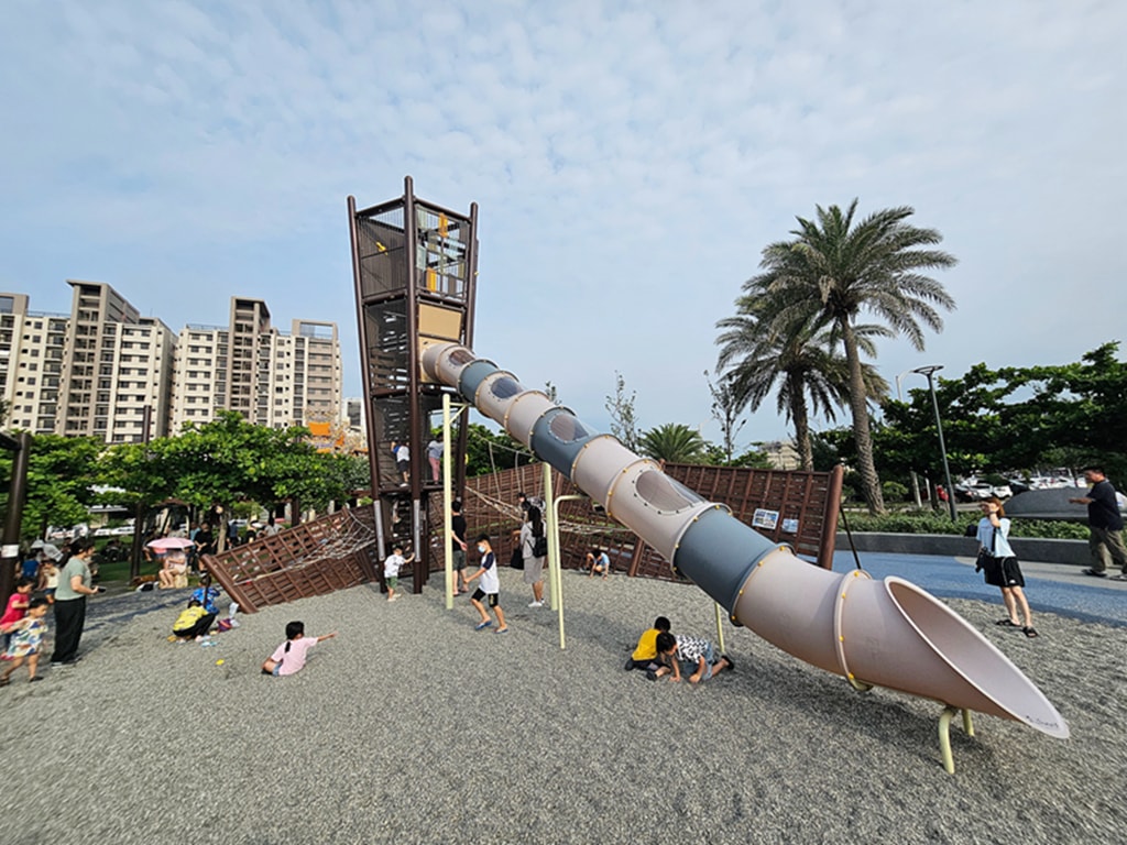 【台中特色公園】捕魚遊戲塔~梧棲下寮里漁寮運動公園｜海線最狂放電基地｜水戰綠洲｜船長奇航｜飛向大海｜臺中美樂地