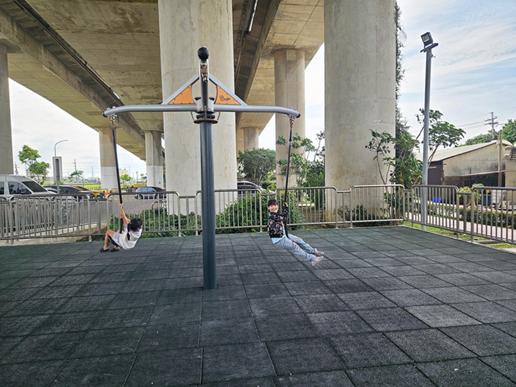 【台中特色公園】高攀爬遊具溜滑梯~龍井中興橋下綠地|在地人私藏放空基地|打球放風去|臺中美樂地 - 第7張圖 【台中特色公園】高攀爬遊具溜滑梯~龍井中興橋下綠地|在地人私藏放空基地|打球放風去|臺中美樂地