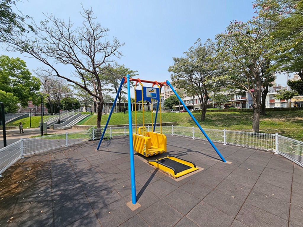 【台中特色公園】單人輪椅盪鞦韆~潭子潭陽公園｜三人共融式盪鞦韆｜小屋砂坑遊樂設施｜碟型旋轉設施｜臺中美樂地