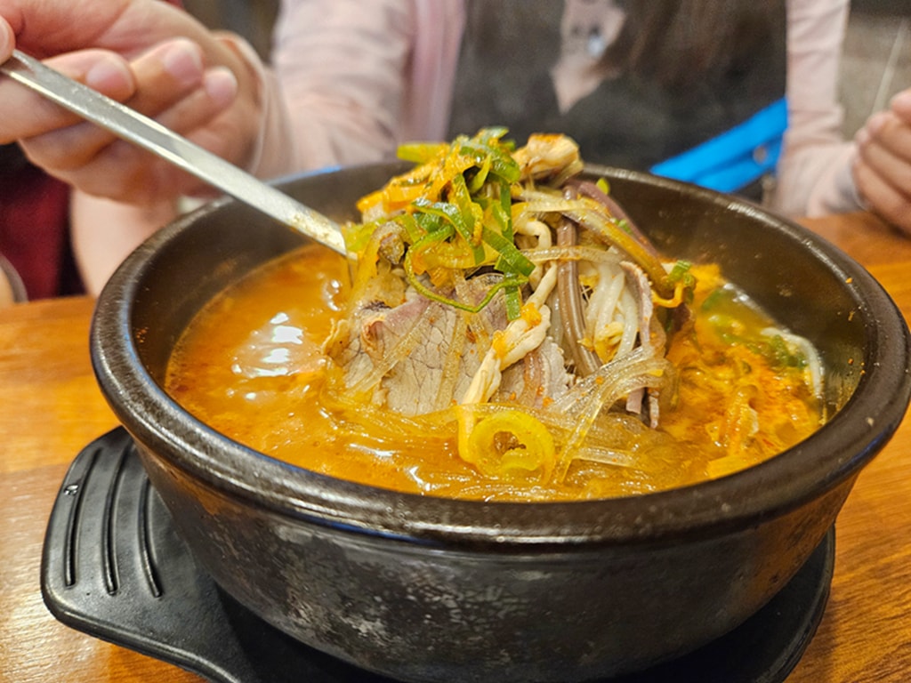 【韓國釜山美食】釜山海雲台美食推薦~豬肉湯飯수백진국│小菜自助無限吃│24小時營業│在地人也愛的隱藏版消夜